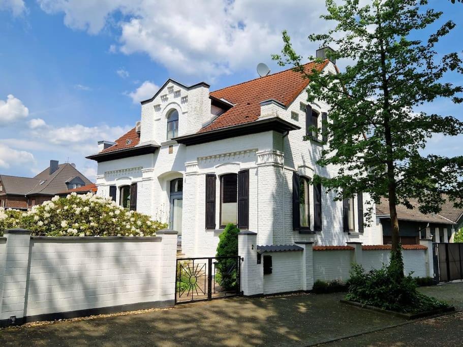 Historische Villa Mit Garten, Luxus Meerbusch Luaran gambar